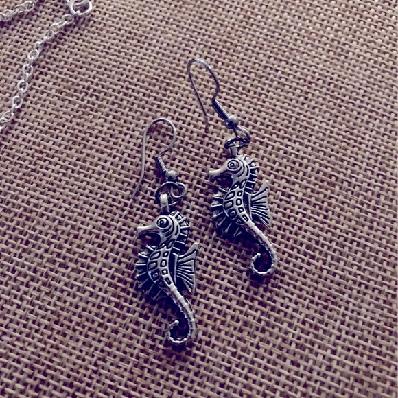 Set! Handmade silver seahorse earrings and 18” necklace with lobster clasp - Picture 3 of 4